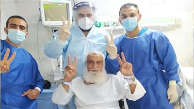 مستشفى المبرة ببورسعيد تحتفل بخروج حالتي كورونا كانا يعانيان من التهاب رئوي حاد (صور)