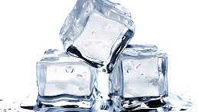 بعد ترويج جينيفر أنيستون له.. ما مخاطر الثلج على البشرة؟