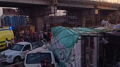 مصرع عامل وإصابة 12 آخرين في انقلاب سيارة بطريق العاشر من رمضان