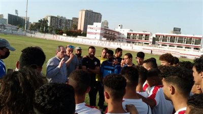 نائب رئيس الزمالك يؤازر فريق 2003 قبل مواجهة الأهلي غدًا