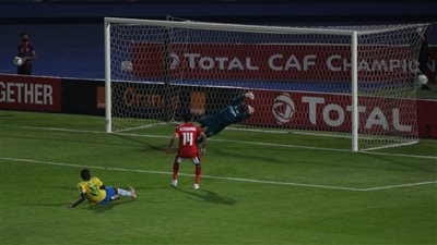 طاهر محمد طاهر يُسجل الهدف الأول للأهلي في شباك صن داونز 