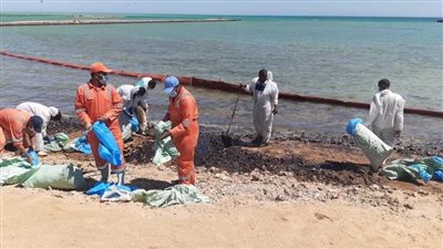 الشركة العامة للبترول تواصل جهودها لمكافحة التسرب البترولى شمال الغردقة (صور)