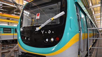 تجهيز القطار الكوري الجديد لإجراء التجارب داخل ورشة الخط الثاني لمترو الأنفاق