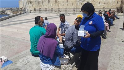 فرق التثقيف الصحي تجوب شوارع الإسكندرية للتوعية بفيروس كورونا (صور)
