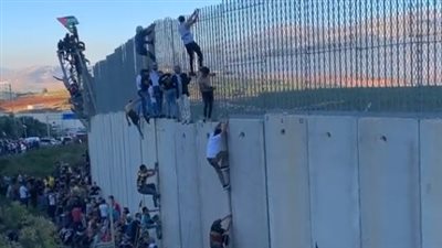 آلاف المتظاهرين اللبنانيين يقتحمون الجدار العازل على حدود الأراضي الفلسطينية المحتلة (فيديو)  