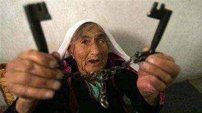 بالتزامن مع الذكرى الـ 73 للنكبة.. صور متداولة لفلسطينيين يتمسكون بمفتاح العودة