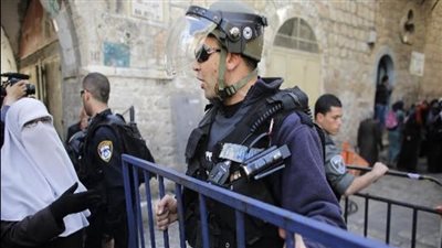 قوات الاحتلال الإسرائيلي تغلق حي الشيخ جراح بالحواجز الإسمنتية