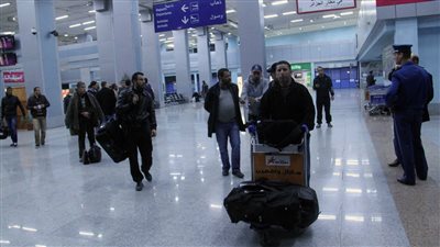 الجزائر تعيد فتح المنافذ الجوية والبحرية ابتداء من أول يونيو