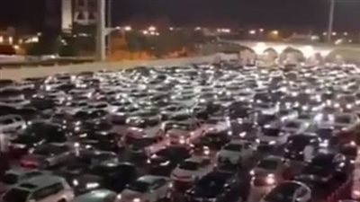 تكدس سيارات المواطنين السعوديين على الحدود مع الأردن والبحرين بعد إعادة فتح الحدود البرية (فيديو)