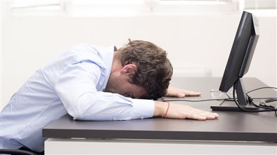 الصحة العالمية: العمل 55 ساعة أسبوعيًا يصيب بأمراض خطيرة ويسبب الوفاة