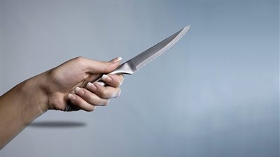 بسبب خلاف عائلي.. مصرية تطعن زوجها في الكويت