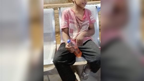 طفل يستنشق بنزينًا