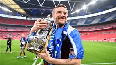 زوجة جيمي فاردي تنشر صورة له نائمًا بميدالية كأس الاتحاد الإنجليزي (صورة) 