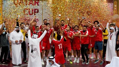 علي زين يرتدي علم فلسطين خلال تتويج العربي بطلًا لكأس قطر لكرة اليد (صورة)