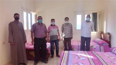 مواطن يتبرع بـ20 سريرًا لمستشفى عزل أسيوط (صور)