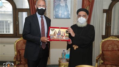 السفير الأمريكي يواصل جولته بزيارة الكنيسة المرقسية بالإسكندرية (صور)