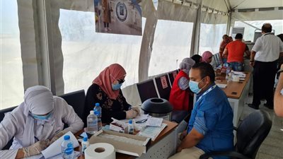 الانتهاء من تطعيم العاملين بمطاري الغردقة ومرسى علم  بلقاح كورونا (صور)