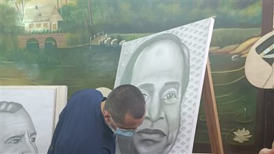 الفن في سجن الفيوم.. سجين يرسم بورتريه لـ السيسي وعبدالناصر (صور)