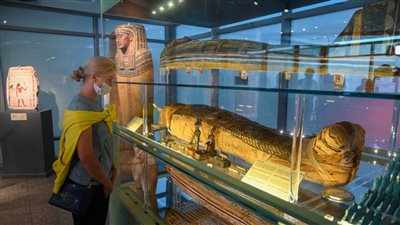 متحف مطار القاهرة يستقبل أول سائحة روسية من المسافرين الترانزيت (صور)