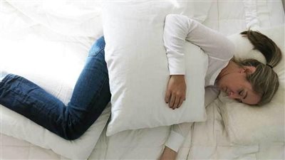 وضعيات نوم مريحة تخفف من آلام الظهر