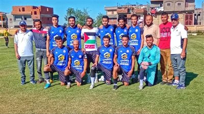 مهاجم الحنفي يحتفل بهدفه بقميص يحمل 