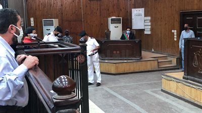 المحكمة تفض أحراز قضية سفاح الجيزة والمتهم يمثل جريمته