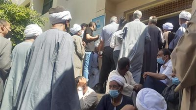 زحام وتكدس كبار السن وأصحاب الأمراض المزمنة لتلقي لقاح كورونا بقنا (صور)