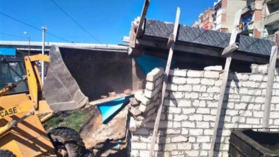 إزالة منزل مخالف و7 محال تجارية لتعديهم على الطريق العام بغرب الإسكندرية 