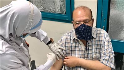 صلاح عبد الله يعلن تلقيه لقاح كورونا