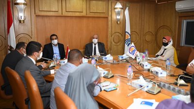 محافظ قنا يبحث شكاوى سائقي خطوط السرفيس الجديدة مع مسئولي البنك الزراعي