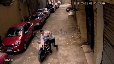 كاميرات المراقبة ترصد لص 