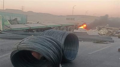 حادث مروع.. مصرع شخص وإصابة 10 آخرين في انقلاب وحريق سيارات بـ