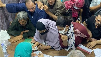 تكدس المواطنين داخل مقر نائبة بالمنوفية بالمخالفة للإجراءات الاحترازية ضد كورونا (صور) 