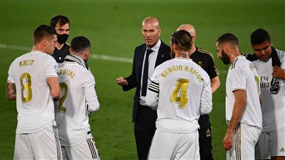 لاعبو ريال مدريد يطالبون زيدان بالاستمرار مع الفريق