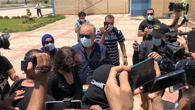 عمرو الليثي وبوسي شلبي وأشرف زكي يصلون مسجد المشير طنطاوي لصلاة الجنازة على سمير غانم