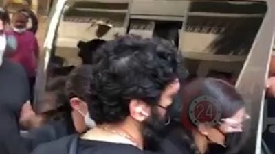 دموع إيمي ودنيا أثناء نقل جثمان سمير غانم (فيديو)