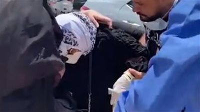 انهيار شقيقة الفنان سمير غانم عقب توديعها جثمان الراحل لمثواه الأخير