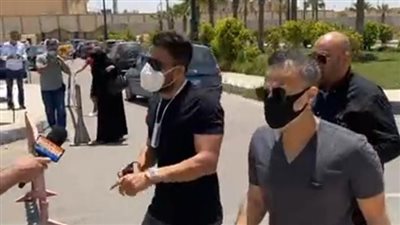 وصول عمرو سعد والفيشاوي ورامي صبري وحماقي إلى مسجد المشير طنطاوي لحضور جنازة سمير غانم (صور)