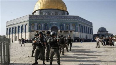 الاحتلال الإسرائيلي يقتحم ساحات المسجد الأقصى ويطلق قنابل الغاز على المصلين