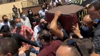 حسن الرداد يتقدم حاملي نعش سمير غانم وإيمي ودنيا بجانب والدهم في عربة نقل الموتى