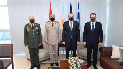 وزير الدفاع يعود إلى أرض الوطن بعد انتهاء زيارته الرسمية إلى قبرص