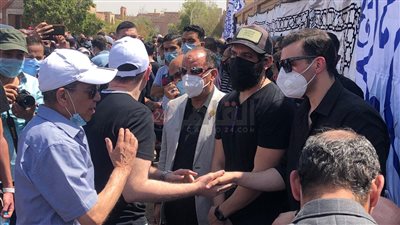 رامي رضوان وحسن الرداد يتلقيان عزاء سمير غانم بمقابر العائلة (صور)