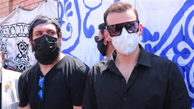 حسن الرداد يوزع مصاحف على روح سمير غانم بعد دفن الراحل