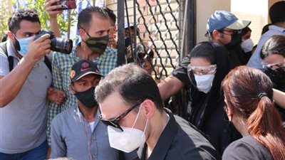 دنيا وإيمي سمير غانم تغادران مقبرة والديهما عقب انتهاء العزاء