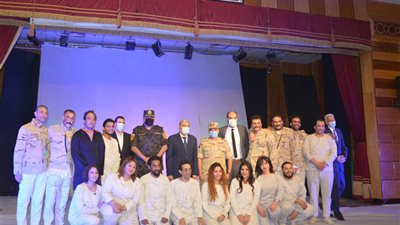 محافظ المنيا يشهد العرض المسرحي 