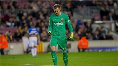 شتيجن يظهر بعكازين بعد خضوعه لعملية جراحية (فيديو) 