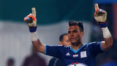 بوسكا يؤدي صلاة المغرب داخل الملعب قبل مواجهة الإنتاج وسموحة.. والحكم يعطل المباراة