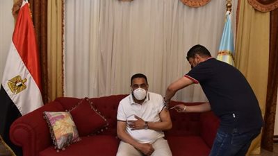  محافظ مطروح يتلقى الجرعة الأولى من لقاح فيروس كورونا المستجد