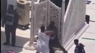 مواطن يحاول اعتلاء منبر المسجد الحرام وشرطة مكة المكرمة توقفه (فيديو)