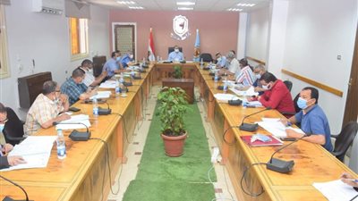 مستجدات المشروعات الإنشائية بمقري جامعة سوهاج الجديد والقديم على مائدة رئيس الجامعة